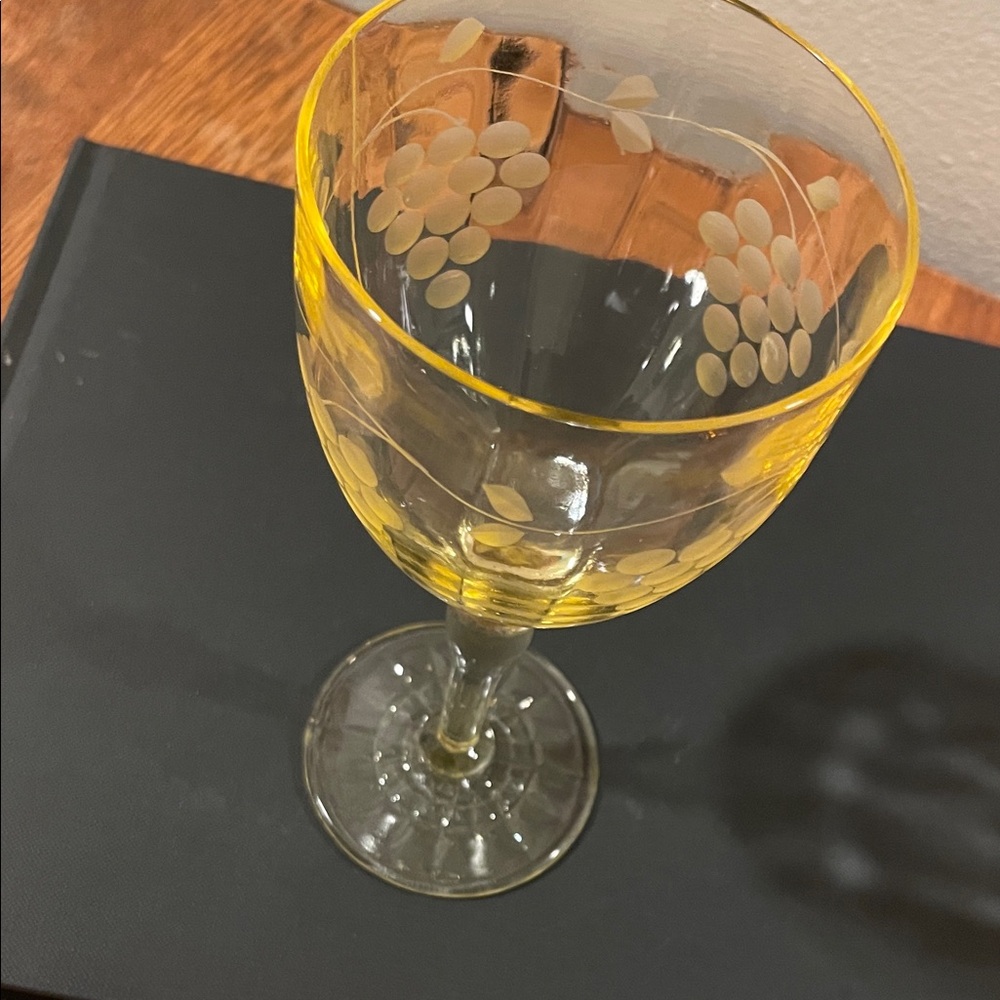Set of 4 Vintage Uranium (Vaseline) Glass Wine Glasses – Glows Under UV - Picture 6 of 13